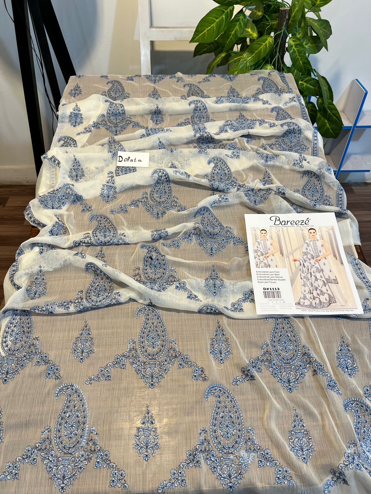Ladies 3 pieces lawn----------29\T