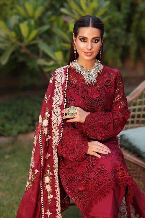 CRIMSON  A floral fantasy three-piece suit----------29\F